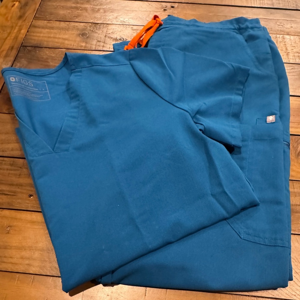 Figs scrub set in Alps Blue